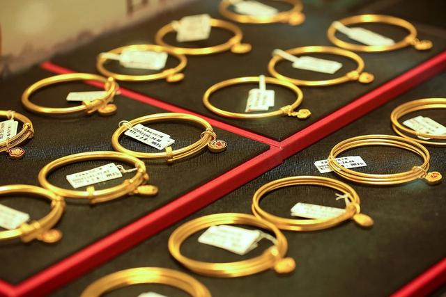 老凤祥为啥比周大福便宜，老凤祥和周大福哪个贵（黄金首饰零售价从600已经降到470一克）