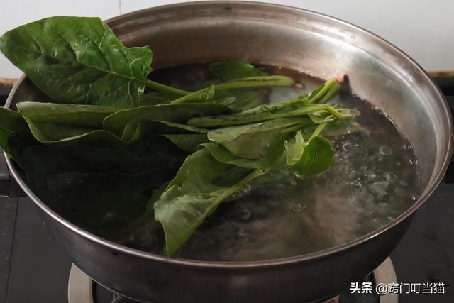 衣服褪色怎么处理，教你一个“土方法”