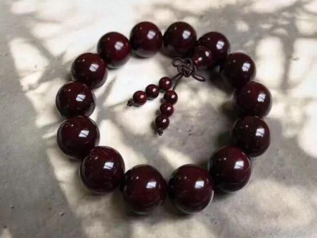 小叶紫檀手串怎么盘玩，小叶紫檀手串怎么盘（即使小叶紫檀手串正确的盘玩姿势）