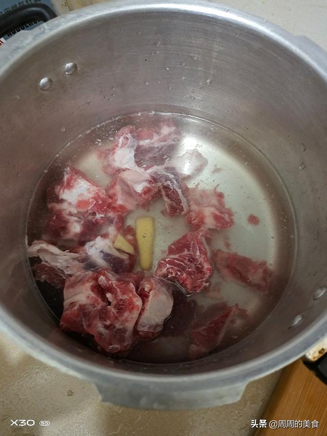 排骨高压锅上来气在炖几分钟，高压锅炖排骨要多长时间（排骨加上玉米和胡萝卜的清甜,高压锅炖煮30分钟）