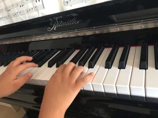 钢琴考级年龄对照表，孩子学钢琴的佳年龄是几岁（孩子学钢琴有无天赋、多大学好）
