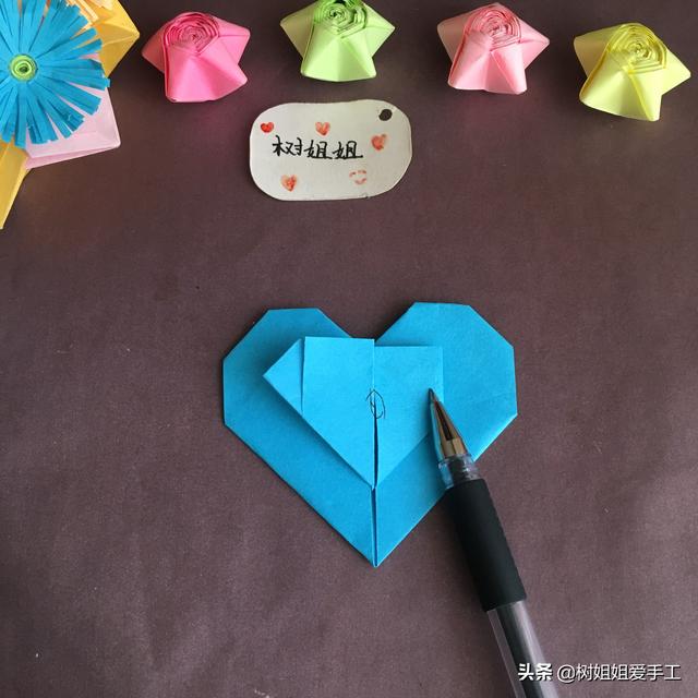 手工折爱心折法，手工折爱心教程（实用折纸：双爱心书签）