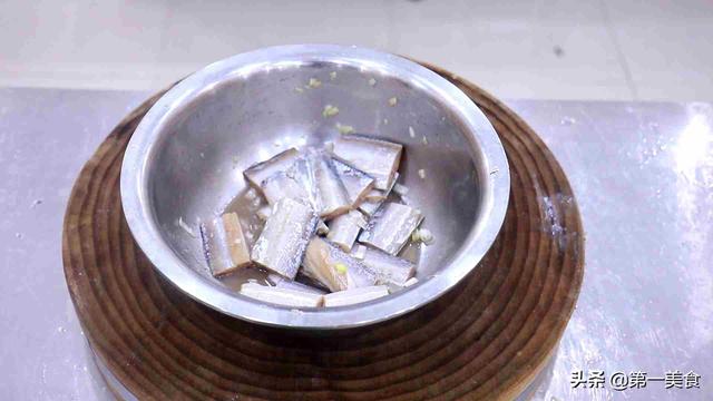 如何清洗带鱼，如何清洗带鱼的视频（厨师长分享饭店秘制做法）