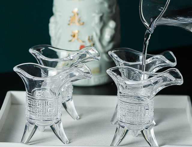 散装白酒与瓶装白酒有什么区别，散装白酒和瓶装酒的区别（散装和瓶装酒到底哪个好）