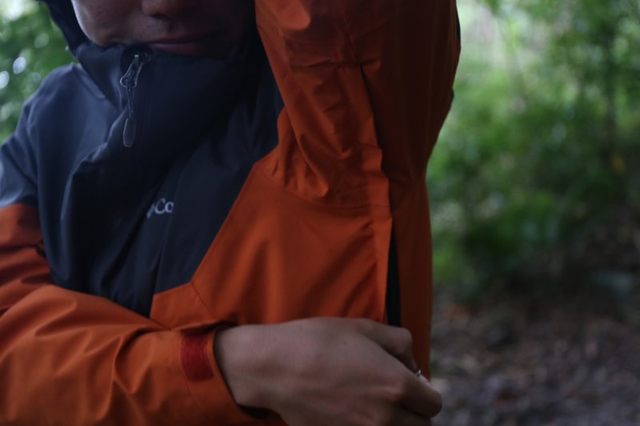如何鉴别哥伦比亚徒步鞋的真假，哥伦比亚徒步鞋质量（驴友评测Columbia哥伦比亚三合一冲锋衣）