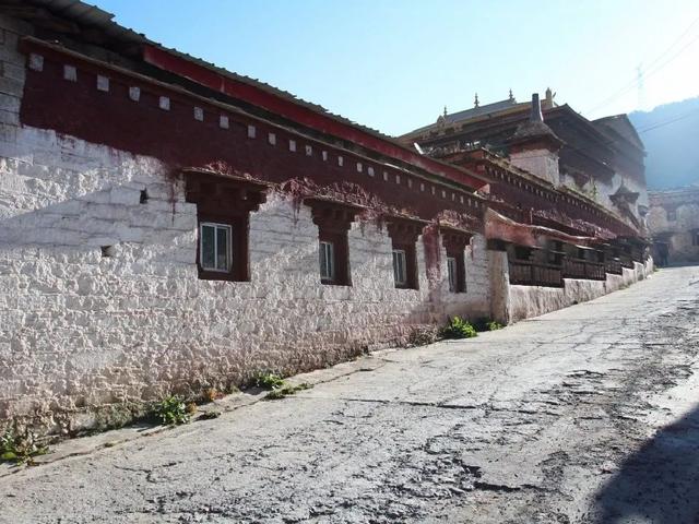 稻城在哪，亚丁稻城在哪（在稻城亚丁，满载一身春色而归）