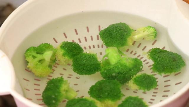 西兰花怎么保存，西兰花怎么保存时间长些（保存一个月都不会坏掉）