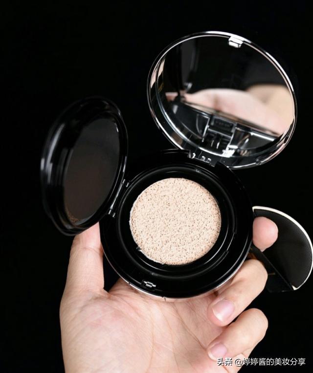 ysl羽毛气垫和银气垫区别，ysl羽毛气垫 银气垫（现下最热门的六款大牌气垫的功课）