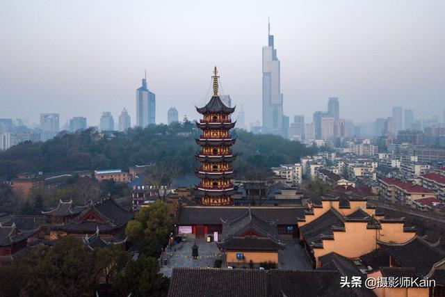 南京是一座複雜的城市,曾是六朝古都,又經歷了近代的風風雨雨,歷史在