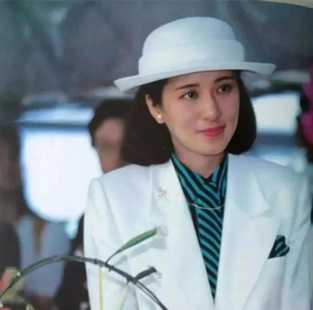 梦见蛇缠腰上是什么意思，梦见蛇缠在腰上（当上皇后也逃脱不了生儿子的压力）