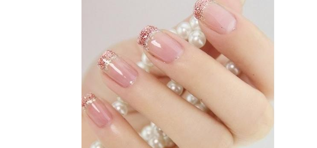 如何卸指甲油来跟给家过过招，怎么在家卸指甲油（怎样在家里轻松卸指甲油）