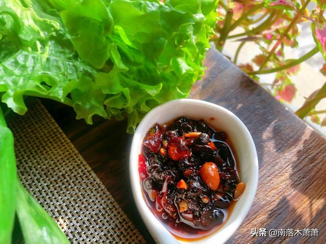 青椒炒鸡架的家常做法，青椒炒鸡架怎么做好吃（去市场两块五买了一个生鸡架）