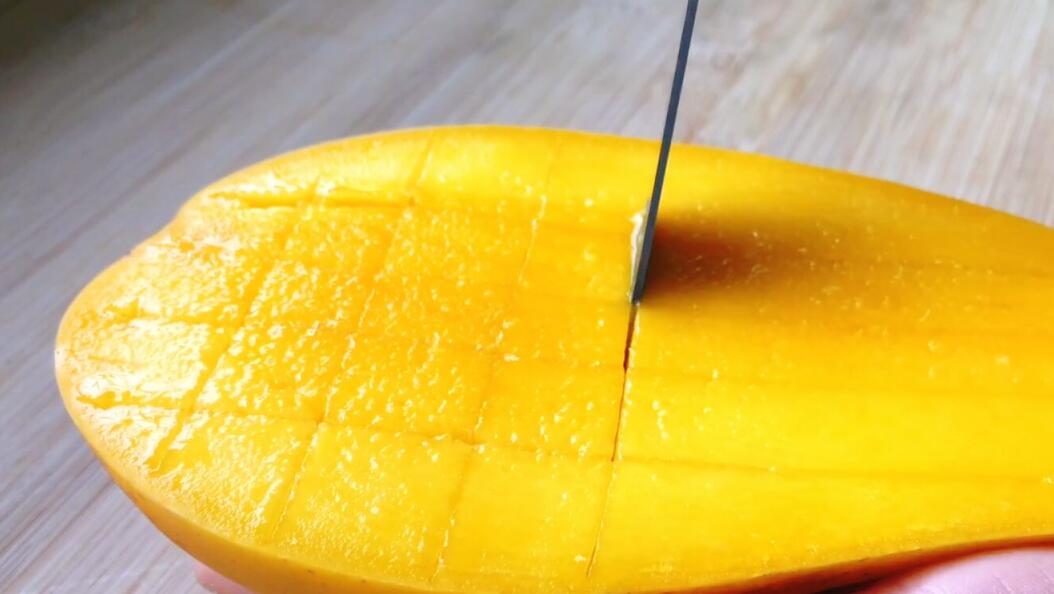 图片[1]-3种切芒果的方法 优雅吃光一个大芒果-起舞食谱网