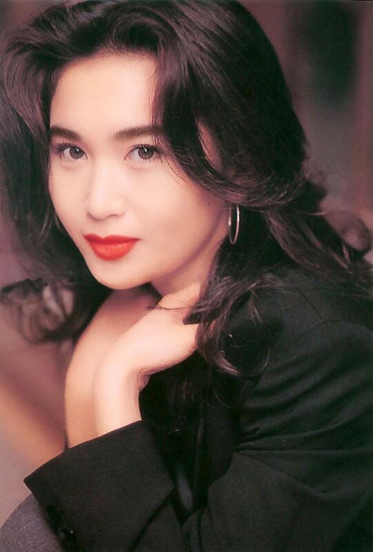 火玫瑰剧情介绍，火玫瑰剧情介绍分集（她演的火玫瑰是演艺生涯中一抹灿烂的光）