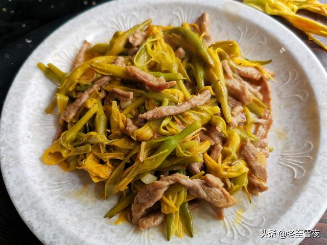 金针花怎么吃健康合理，金针花的花心能吃吗（新鲜黄花菜有毒吗）