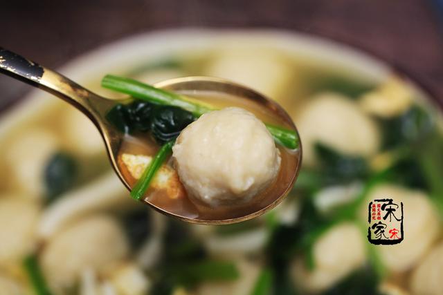 菠菜小鱼汤怎么做好吃，菠菜汤咋做好吃（3、5分钟就上桌）