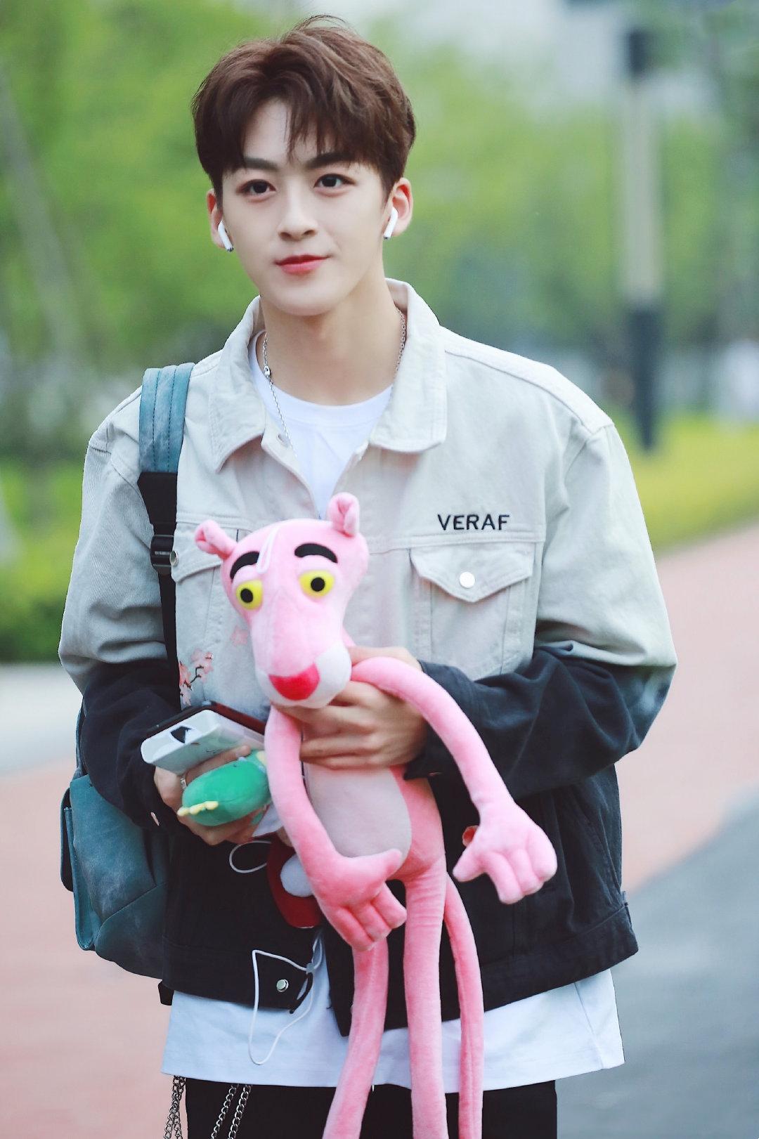 r1se何洛洛,漫画男主角的颜值,穿衣风格也是清爽干净男友风