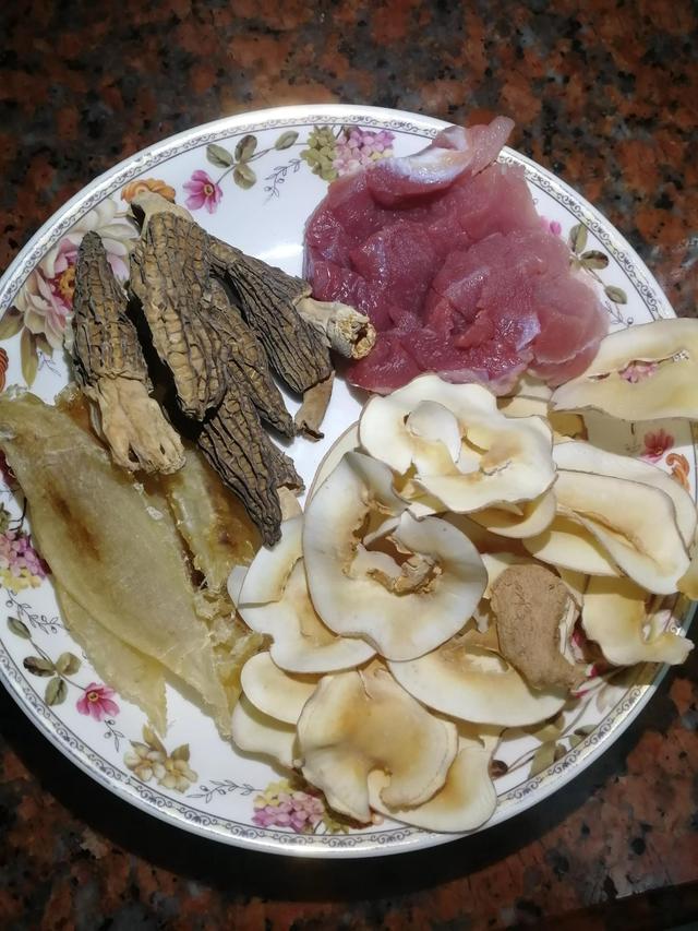 干羊肚菌如何做汤，干羊肚菌做汤怎么做（这道花胶羊肚菌汤）