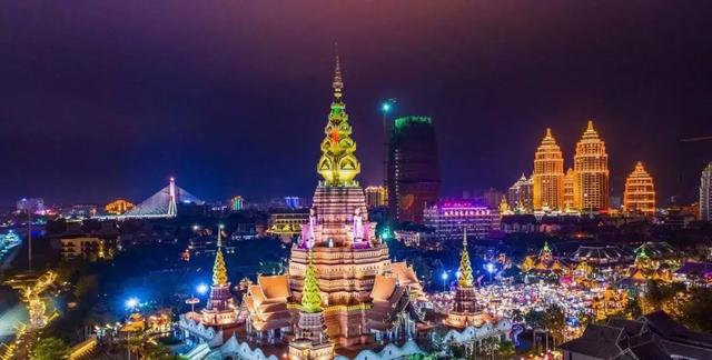 西双版纳傣族新年泼水，西双版纳风俗泼水节（版纳德宏万人泼水大PK）