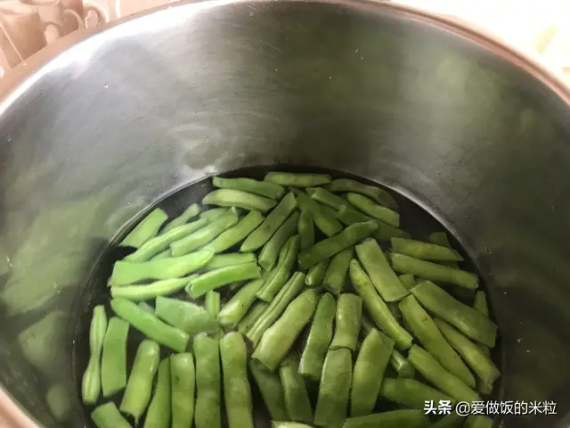 毛豆角怎么煮好吃又是绿色的，毛豆怎样煮才能又绿又好吃（豆角颜色翠绿不发黄）