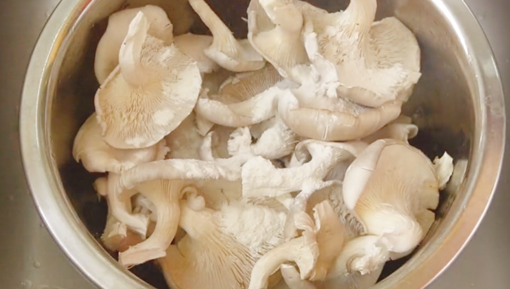 图片[2]-【椒盐蘑菇】做法步骤图 比肉还好吃 做法简单-起舞食谱网