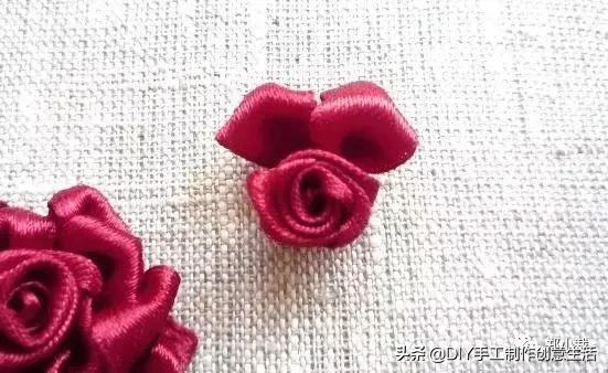 丝带玫瑰花教程，漂亮的丝带玫瑰蝴蝶结发卡（缝制精致好看的玫瑰丝带绣）
