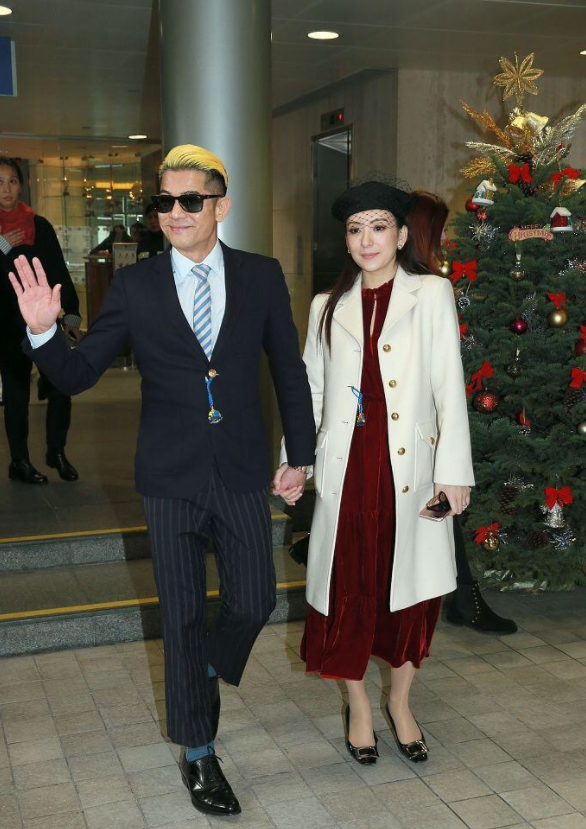 红色长裙外套搭配图片，红色长裙搭配什么外套（方媛郭富城合体亮相）