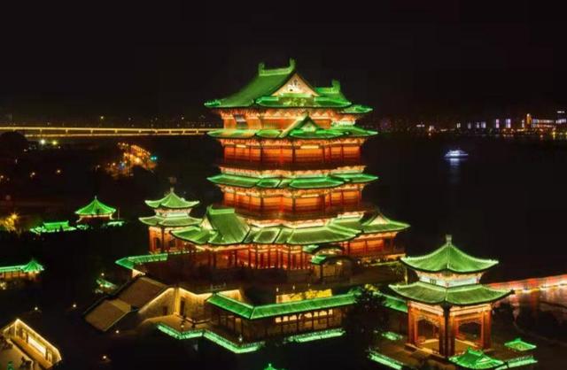 落霞与孤鹜齐飞秋水共长天一色出自哪篇文章，落霞与孤鹜齐飞秋水共长天一色出自哪里（这名句出自哪篇文章）