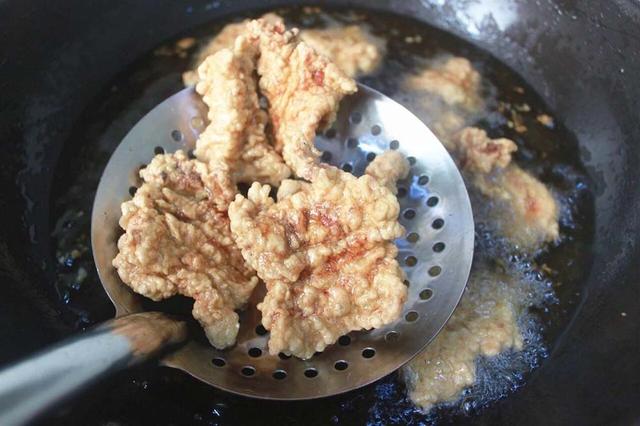 炸肉段的家常做法，东北干炸肉段怎么做（放多久都能保持酥脆口感）