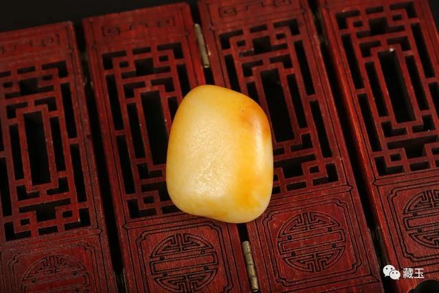 和田玉籽料小知识，看籽料表面的这些特征就明白了