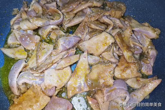 芹菜炒猪肝的做法，炒猪肝芹菜家常做法（家庭版的芹菜炒猪肝）