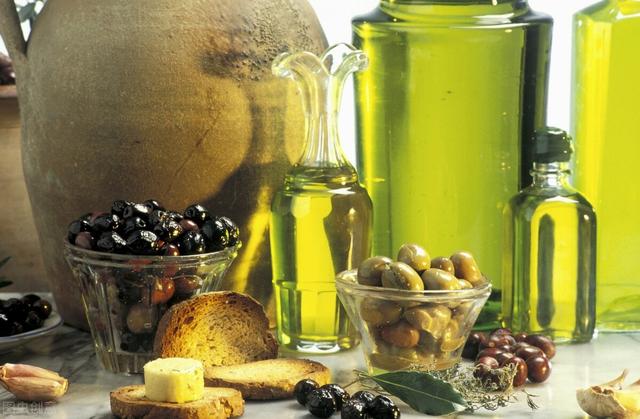 橄榄油的用法，星月菩提橄榄油的用法（橄榄油怎么吃的正确方法）