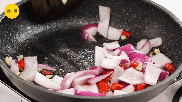 香辣鱿鱼丝怎么做，怎样做香辣鱿鱼丝（超越夜宵摊的香辣鱿鱼）