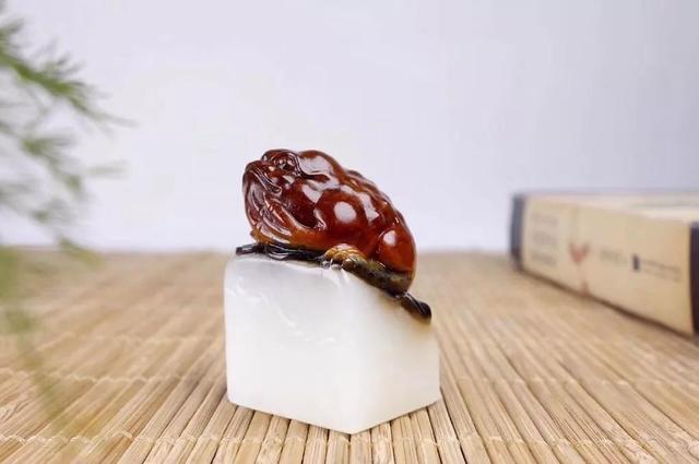 金蟾的寓意是什么，黑色金蟾的寓意是什么（如何在招财届里拥有一席之地）