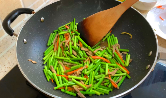 蒜苔怎么炒，蒜苔怎么腌制好吃又脆（有人过油有人过水）