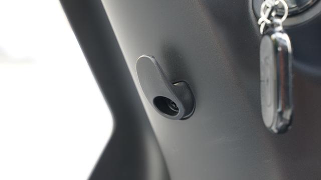 摇摆二轮滑板怎么玩，两轮滑板怎么玩（两千元档也能拥有全能选手）