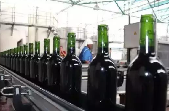 超市里如何挑选红酒，市场上红酒很多如何去挑选（酿酒师说出其中“猫腻”）