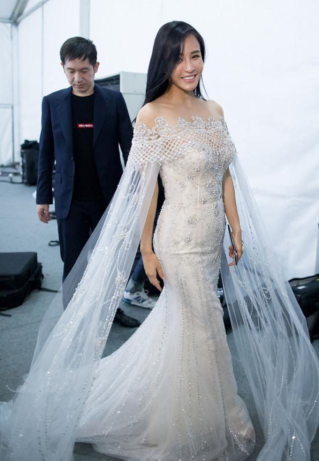 透视性魅力，夸张透视设计（穿纱裙特意把腰间设计成透视）