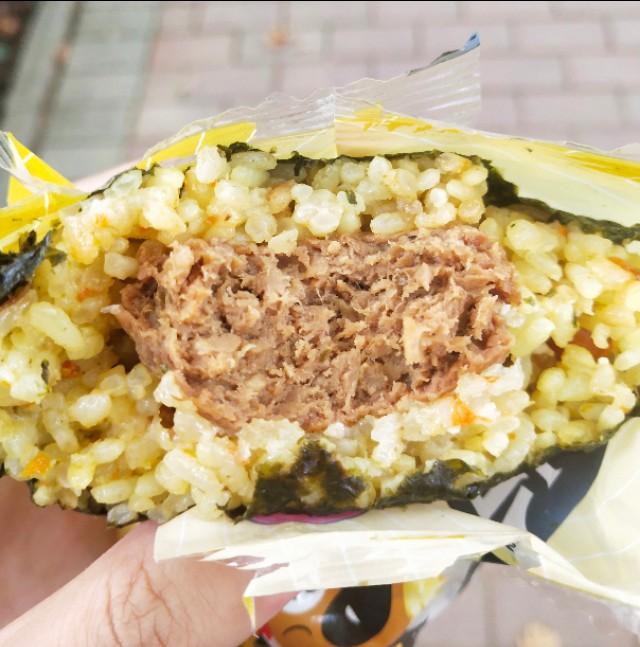 一个饭团的热量是多少，饭团热量（罗森便利店的4种恶魔饭团测评）