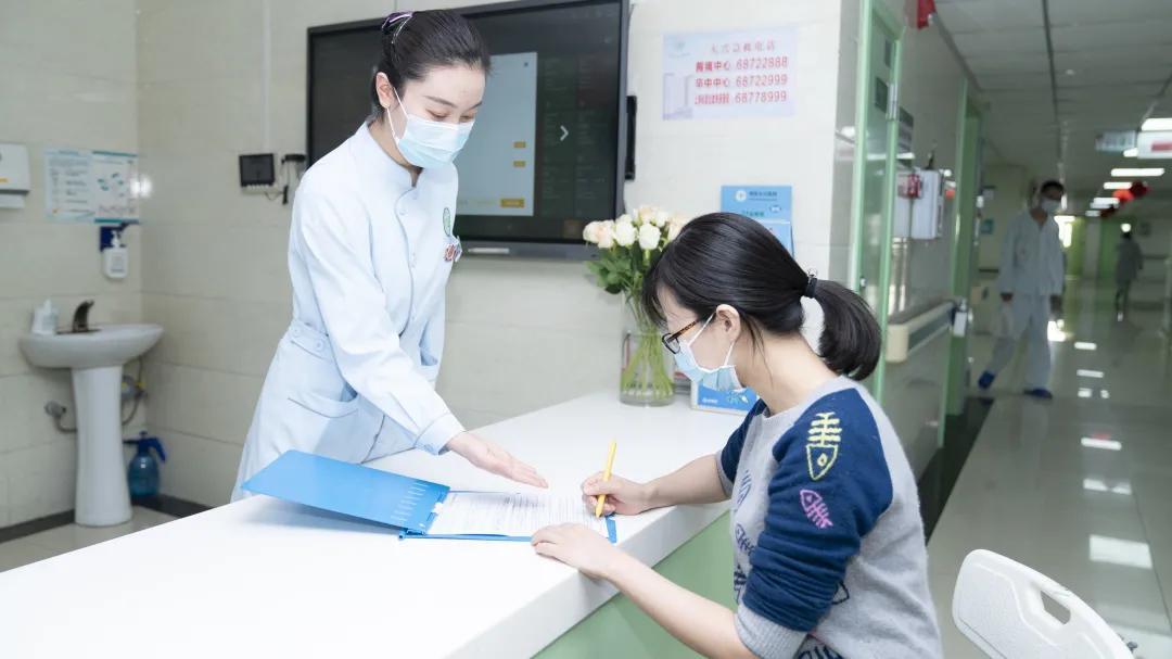 护士礼仪站姿有几种，护士礼仪站姿有几种图片（大兴护理的快和实之礼仪篇）