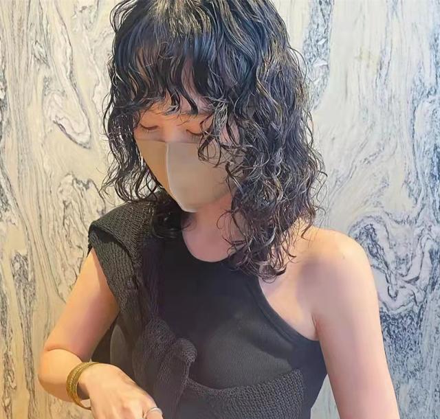 好看又自然的中长卷发，这种烫法才是真正的免打理