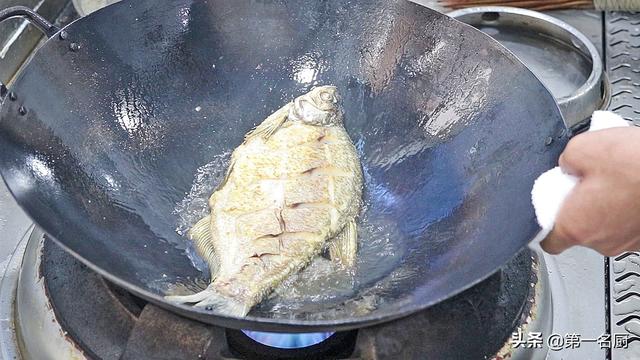 怎样做美味的红烧扁鱼，红烧扁鱼怎么做法大全窍门（做出来鲜嫩入味）