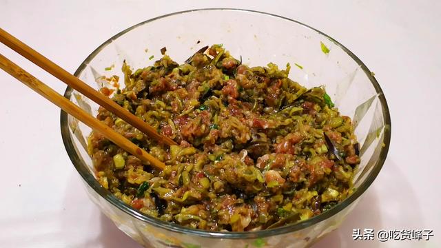 茄子馅饺子的做法，茄子水饺的做法（比肉饺子还香还好吃）