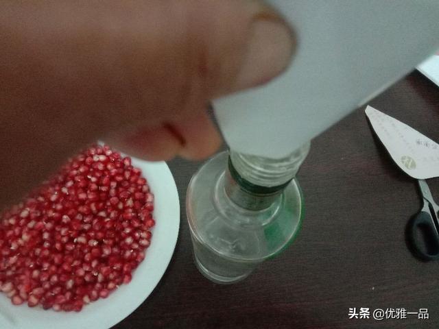 酸石榴泡酒的功效与作用，酸石榴的功效（最后一个酸石榴还能泡些石榴酒）