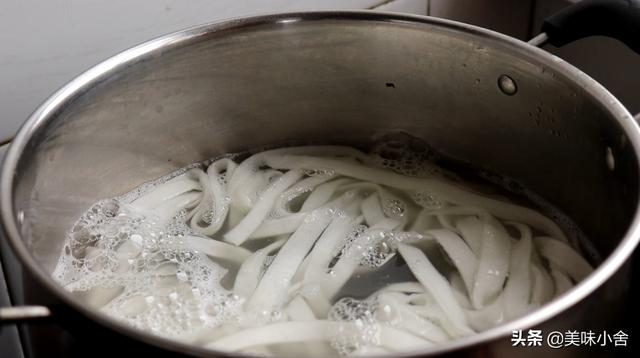 土豆粉怎么做好吃，土豆粉怎么做既简单又好吃（原来在家自制土豆粉这么简单）