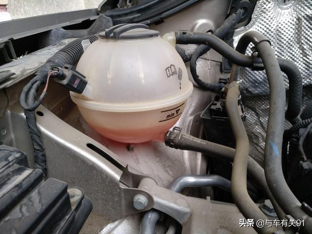 加玻璃水的标志图片，汽车玻璃水标志是什么（很多新手不知道）