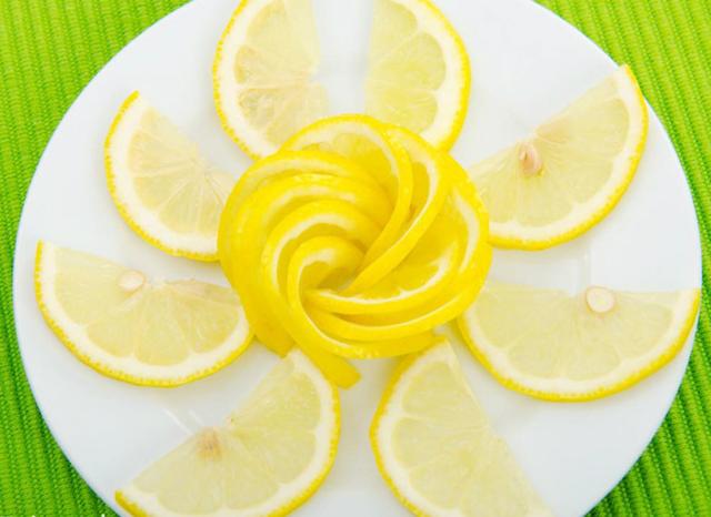 如何用苹果雕刻盘饰，苹果雕刻教程简单易学（颜值高的菜品更受消费者欢迎）