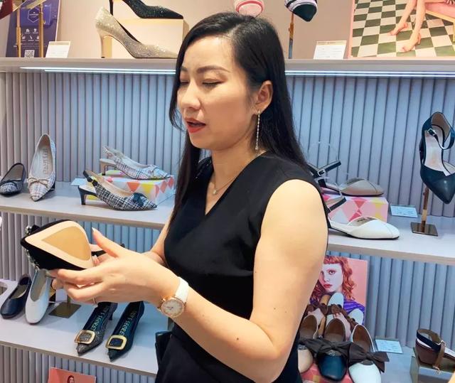 达芙妮女鞋怎么样，达芙妮女鞋是什么档次（这个女鞋品牌为何能逆势崛起）