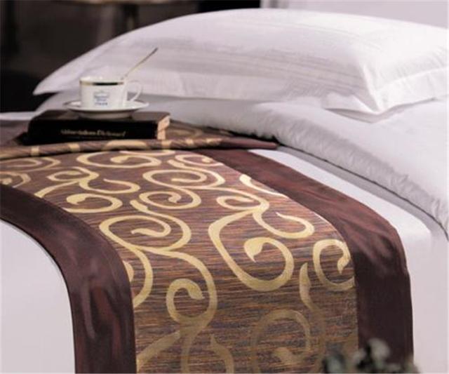 酒店床上一条长条布有什么用，酒店床上的横条布是做什么用的