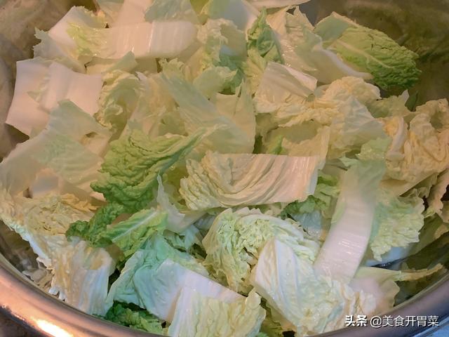 炖白菜的家常做法，猪蹄炖白菜的家常做法（大白菜这样炖特好吃）